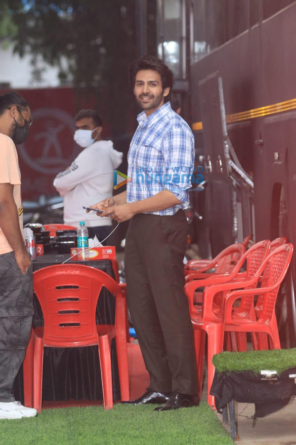 Photos: Kartik Aaryan snapped at Filmcity Photos: Kartik Aaryan snapped at Filmcity