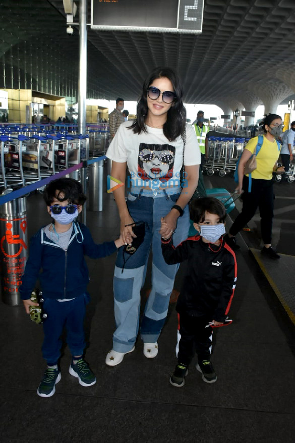 Photos: Sunny Leone snapped at the airport Photos: Sunny Leone snapped at the airport