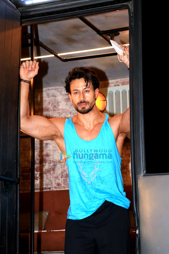 Photos: Tiger Shroff and Tara Sutaria snapped after shoot in Mumbai Photos: Tiger Shroff and Tara Sutaria snapped after shoot in Mumbai
