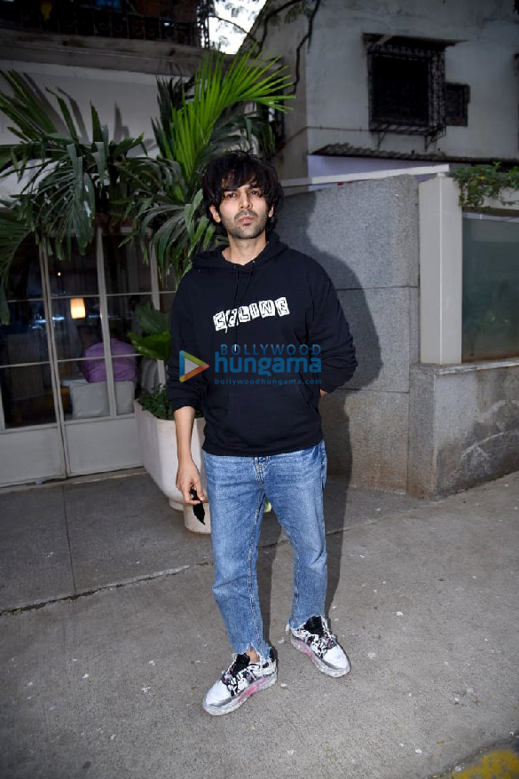 Photos: Kartik Aaryan snapped in Bandra Photos: Kartik Aaryan snapped in Bandra