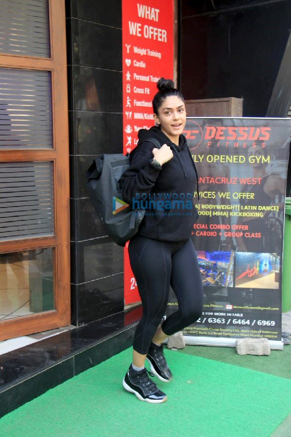 Photos: Mrunal Thakur snapped in Juhu Photos: Mrunal Thakur snapped in Juhu
