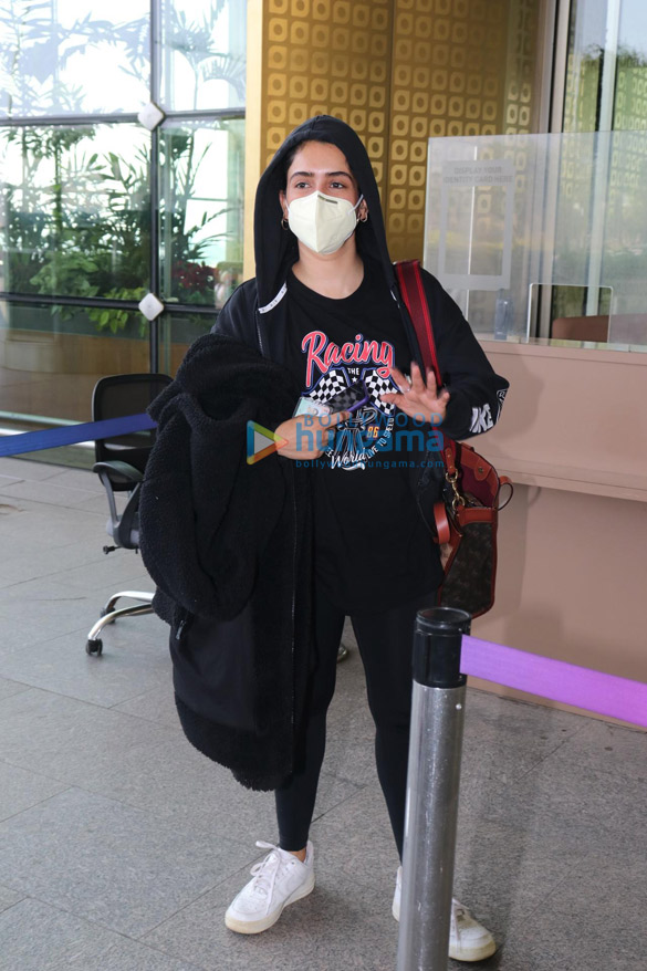 Photos: Sanya Malhotra, Nushrratt Bharuccha, Malaika Arora and Gauahar Khan snapped at the airport Photos: Sanya Malhotra, Nushrratt Bharuccha, Malaika Arora and Gauahar Khan snapped at the airport
