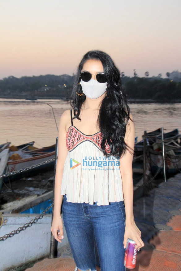 Photos: Shraddha Kapoor keeps it casual in denims and off-white top as she gets snapped at Versova jetty Photos: Shraddha Kapoor keeps it casual in denims and off-white top as she gets snapped at Versova jetty