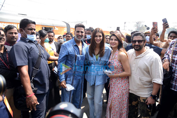 Photos: Akshay Kumar, Kriti Sanon, Jacqueline Fernandez and Arshad Warsi reach Delhi railway station via train Photos: Akshay Kumar, Kriti Sanon, Jacqueline Fernandez and Arshad Warsi reach Delhi railway station via train