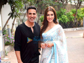 Photos: Akshay Kumar spotted in grey athleisure wear, Kriti Sanon sports a white saree as they promote their film Bachchhan Paandey on the sets of Hunarbaaz - Desh Ki Shaan