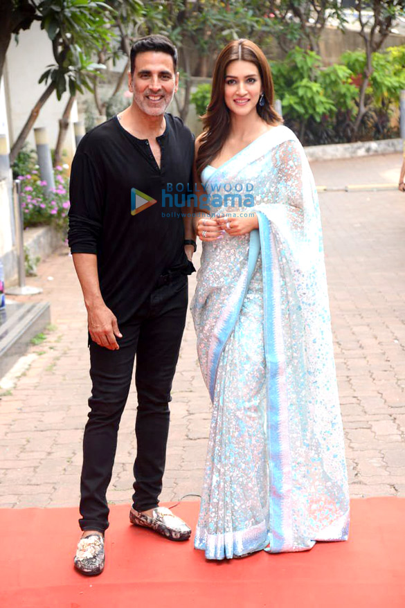 Photos: Akshay Kumar spotted in grey athleisure wear, Kriti Sanon sports a white saree as they promote their film Bachchhan Paandey on the sets of Hunarbaaz – Desh Ki Shaan