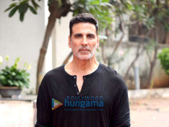 Photos: Akshay Kumar spotted in grey athleisure wear, Kriti Sanon sports a white saree as they promote their film Bachchhan Paandey on the sets of Hunarbaaz - Desh Ki Shaan