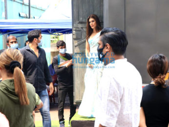 Photos: Akshay Kumar spotted in grey athleisure wear, Kriti Sanon sports a white saree as they promote their film Bachchhan Paandey on the sets of Hunarbaaz - Desh Ki Shaan
