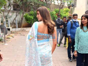 Photos: Akshay Kumar spotted in grey athleisure wear, Kriti Sanon sports a white saree as they promote their film Bachchhan Paandey on the sets of Hunarbaaz - Desh Ki Shaan