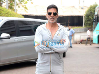 Photos: Akshay Kumar spotted in grey athleisure wear, Kriti Sanon sports a white saree as they promote their film Bachchhan Paandey on the sets of Hunarbaaz - Desh Ki Shaan