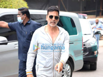 Photos: Akshay Kumar spotted in grey athleisure wear, Kriti Sanon sports a white saree as they promote their film Bachchhan Paandey on the sets of Hunarbaaz - Desh Ki Shaan