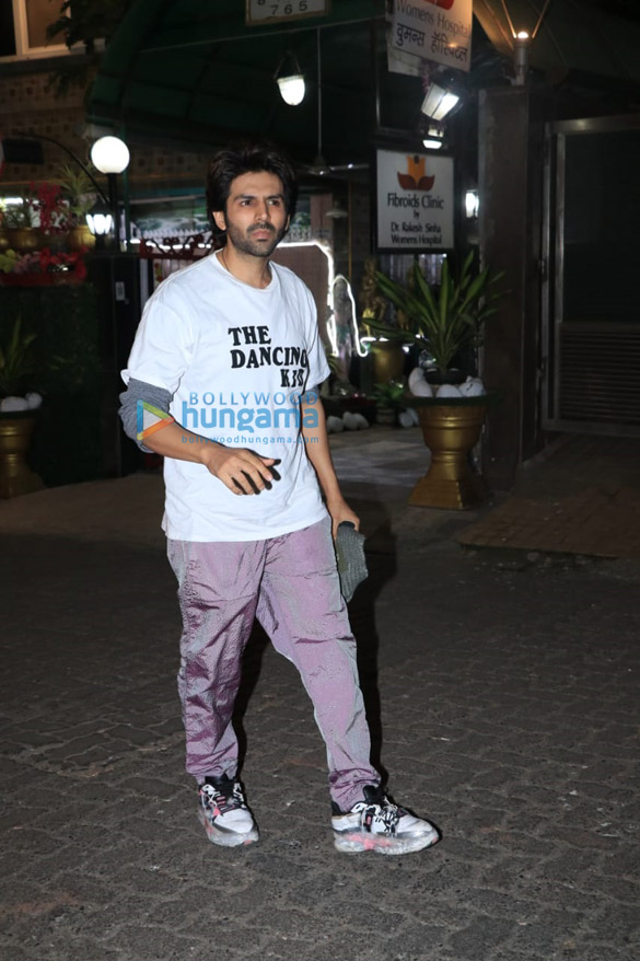 Photos: Kartik Aaryan keeps it casual as he steps out in Bandra Photos: Kartik Aaryan keeps it casual as he steps out in Bandra