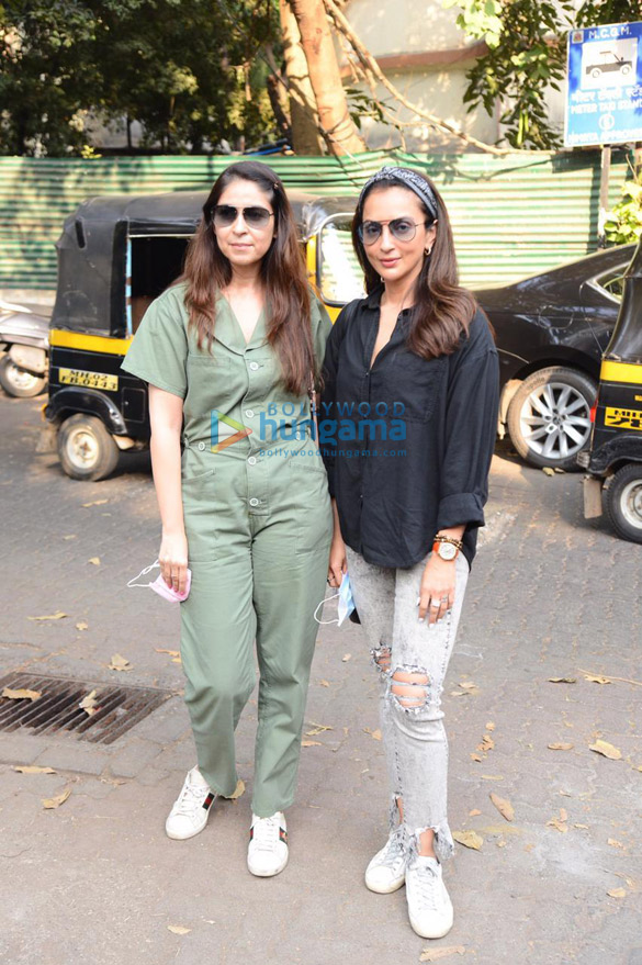 Photos: Seema Khan, Bhavana Pandey, Maheep Kapoor, Anaita Shroff spotted at an exhibition in Bandra