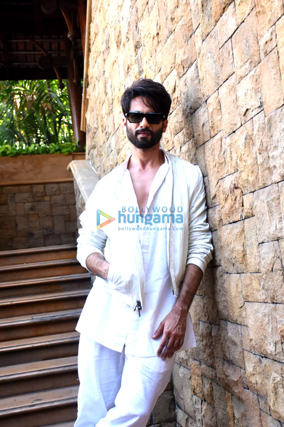 Photos: Shahid Kapoor and Mrunal Thakur snapped promoting his soon to release film Jersey Photos: Shahid Kapoor and Mrunal Thakur snapped promoting his soon to release film Jersey