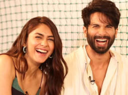 Laugh Riot: How well do Shahid Kapoor & Mrunal Thakur know Cricket? | Jersey