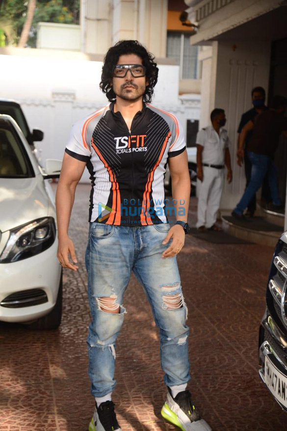 Photos: Gurmeet Choudhary spotted at Anand Pandit’s office Photos: Gurmeet Choudhary spotted at Anand Pandit’s office