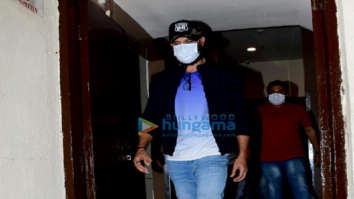 Photos: Hrithik Roshan, Pinky Roshan and Hrehaan Roshan snapped at PVR Juhu