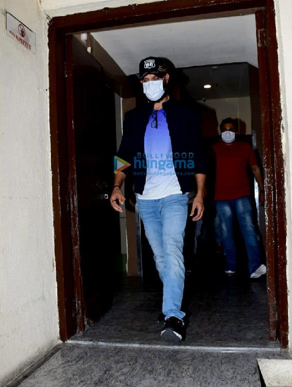 Photos: Hrithik Roshan, Pinky Roshan and Hrehaan Roshan snapped at PVR Juhu