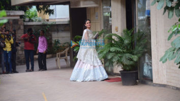 Photos: Kareena Kapoor Khan, Karisma Kapoor, Soni Razdan, Armaan Jain, Shweta Bachchan among others snapped arriving at Ranbir Kapoor and Alia Bhatt’s mehndi ceremony