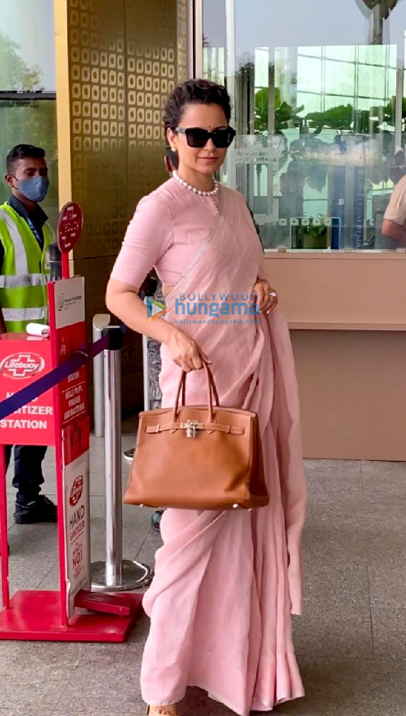 Photos: Kartik Aaryan, Kriti Sanon, Kangana Ranaut and others snapped at the airport Photos: Kartik Aaryan, Kriti Sanon, Kangana Ranaut and others snapped at the airport