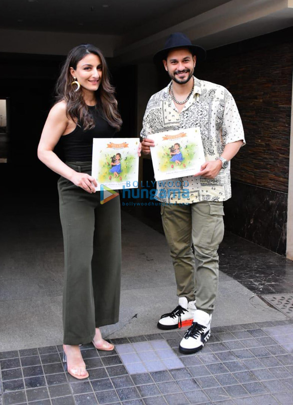 Photos: Kunal Kemmu and Soha Ali Khan pose for the paparazzi in Bandra