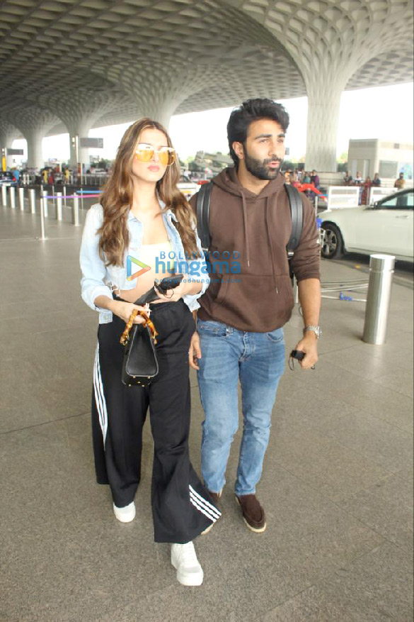 Photos: Tara Sutaria, Aadar Jain, Urfi Javed and others snapped at the airport Photos: Tara Sutaria, Aadar Jain, Urfi Javed and others snapped at the airport