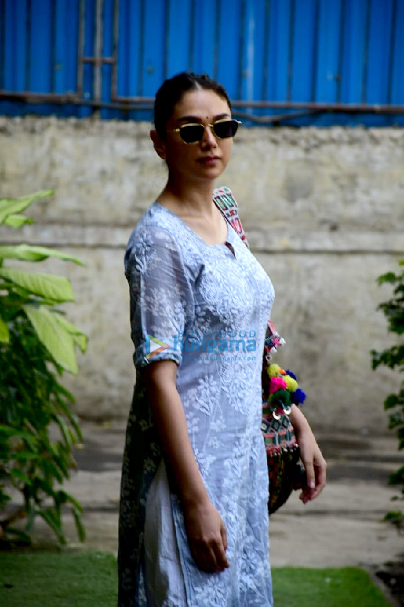 Photos: Aditi Rao Hydari and Shanaya Kapoor snapped in Juhu Photos: Aditi Rao Hydari and Shanaya Kapoor snapped in Juhu