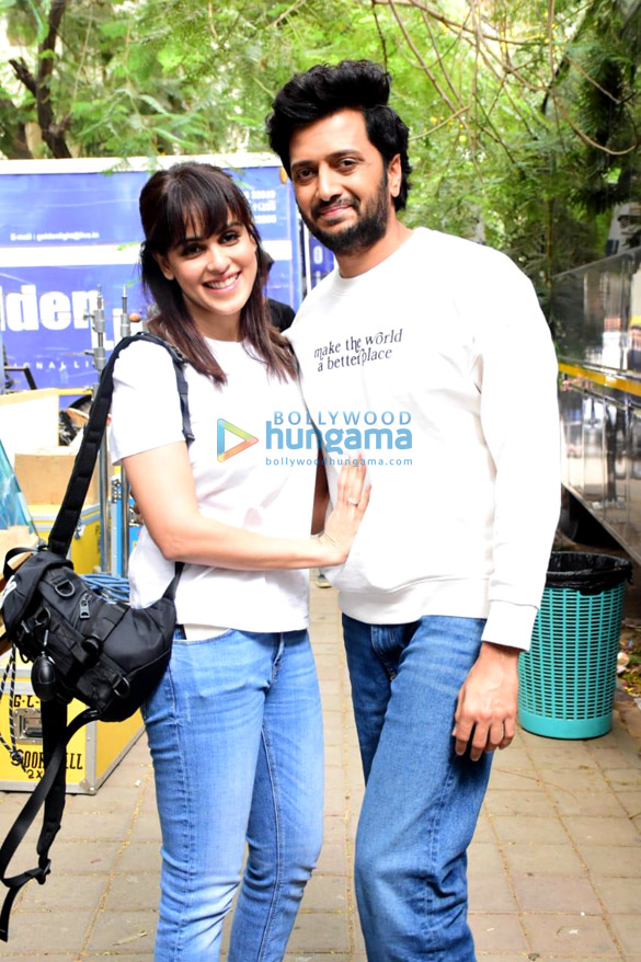 Photos: Genelia D’Souza and Riteish Deshmukh spotted at shoot location Photos: Genelia D’Souza and Riteish Deshmukh spotted at shoot location