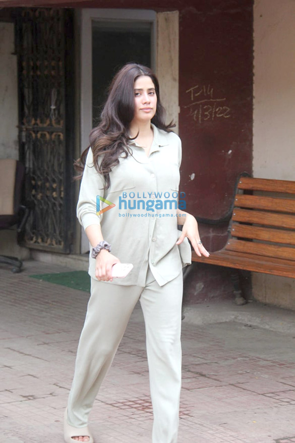 Photos: Janhvi Kapoor snapped outside the gym after her pilates session Photos: Janhvi Kapoor snapped outside the gym after her pilates session