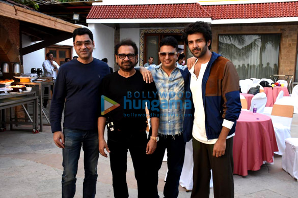 Photos: Kartik Aaryan, Bhushan Kumar, Anees Bazmee and others celebrate the success of Bhool Bhulaiyaa 2 in Juhu Photos: Kartik Aaryan, Bhushan Kumar, Anees Bazmee and others celebrate the success of Bhool Bhulaiyaa 2 in Juhu