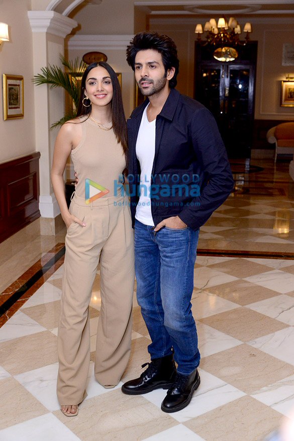Photos: Kartik Aaryan and Kiara Advani snapped during the promotions of Bhool Bhulaiyaa 2 Photos: Kartik Aaryan and Kiara Advani snapped during the promotions of Bhool Bhulaiyaa 2