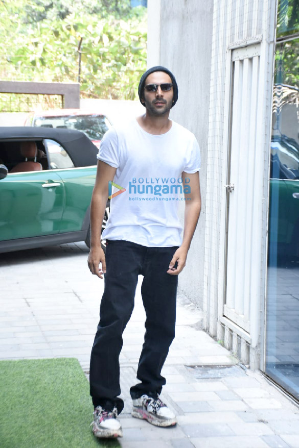 Photos: Kartik Aaryan and Kiara Advani snapped promoting Bhool Bhulaiyaa 2 Photos: Kartik Aaryan and Kiara Advani snapped promoting Bhool Bhulaiyaa 2