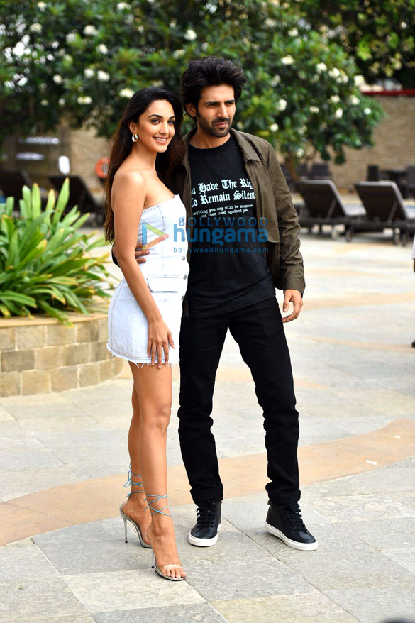 Photos: Kartik Aaryan and Kiara Advani snapped promoting their film Bhool Bhulaiyaa 2 Photos: Kartik Aaryan and Kiara Advani snapped promoting their film Bhool Bhulaiyaa 2