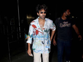 Photos: Kartik Aaryan clicks selfies with fans at the airport