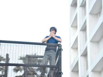 Photos: Shah Rukh Khan snapped waving at fans at Mannat on Eid