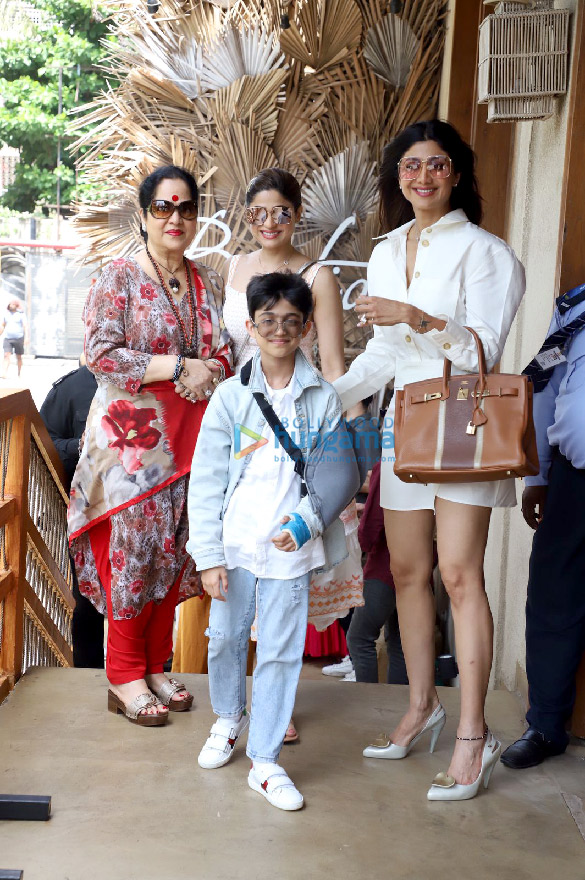 Photos: Shilpa Shetty, Shamita Shetty snapped with their mother at Bastian in Worli Photos: Shilpa Shetty, Shamita Shetty snapped with their mother at Bastian in Worli