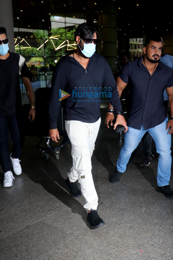 Photos: Ajay Devgn, Shilpa Shetty, Yuvraj Singh and Shamita Shetty snapped at the airport Photos: Ajay Devgn, Shilpa Shetty, Yuvraj Singh and Shamita Shetty snapped at the airport