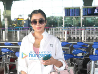 Photos: Esha Gupta, Rakul Preet Singh, Karan Johar and others snapped at the airport