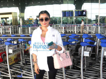 Photos: Esha Gupta, Rakul Preet Singh, Karan Johar and others snapped at the airport
