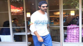 Photos: Kartik Aaryan snapped in Bandra