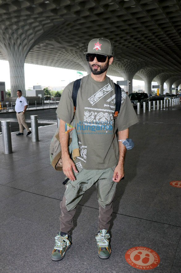 Photos: Shahid Kapoor, Saiee Manjrekar and others snapped at the airport Photos: Shahid Kapoor, Saiee Manjrekar and others snapped at the airport