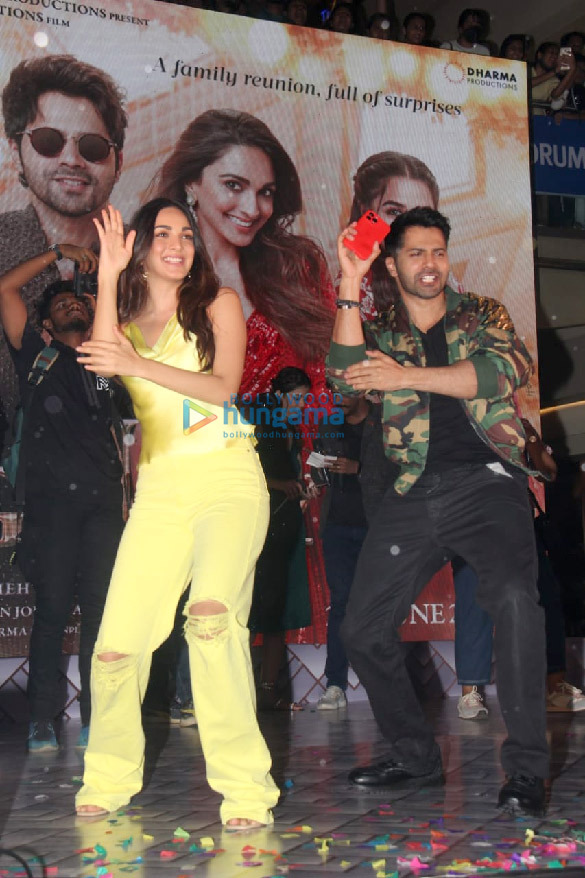 Photos: Varun Dhawan and Kiara Advani snapped promoting JugJugg Jeeyo at Korum Mall, Thane Photos: Varun Dhawan and Kiara Advani snapped promoting JugJugg Jeeyo at Korum Mall, Thane