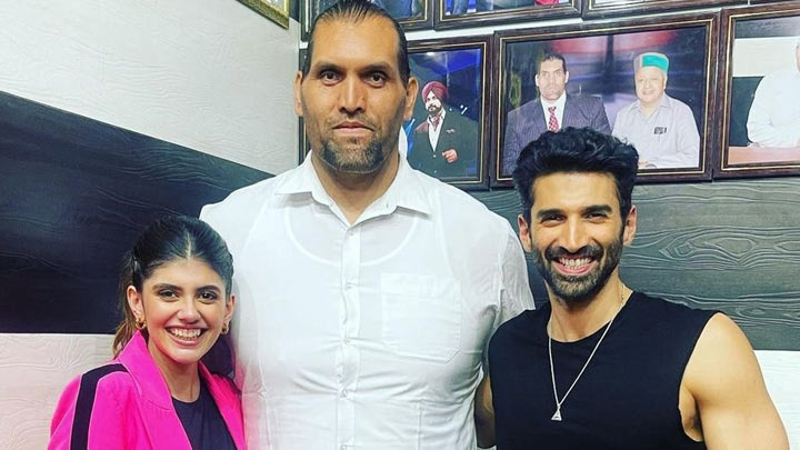 Push-ups ki jungg: Aditya Roy Kapur Vs the great Khali at CWE wrestling academy, Jalandhar Part 2