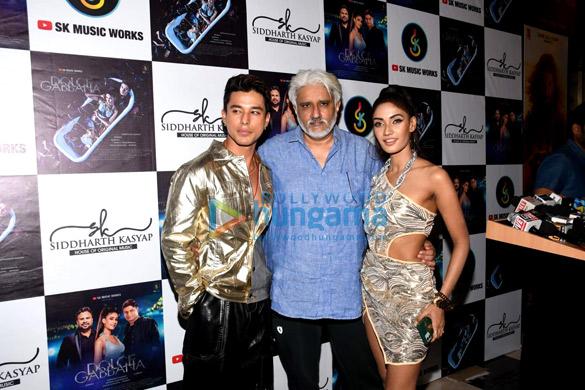 Photos: Mika Singh unveils Pratik Sejpal and Biswaa’s new release Photos: Mika Singh unveils Pratik Sejpal and Biswaa’s new release