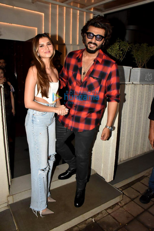 Photos: Arjun Kapoor and Tara Sutaria spotted in Bandra Photos: Arjun Kapoor and Tara Sutaria spotted in Bandra