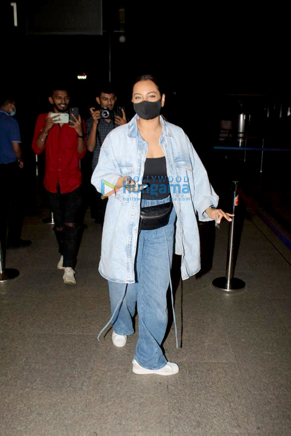 Photos: Sonakshi Sinha, Ayushmann Khurrana, Sunny Leone and others snapped at the airport Photos: Sonakshi Sinha, Ayushmann Khurrana, Sunny Leone and others snapped at the airport