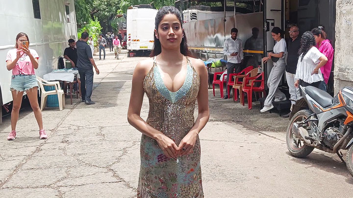 Spotted: Janhvi Kapoor on DID Supermoms for Goodluck Jerry promotions