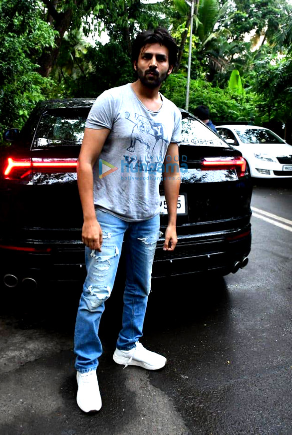 Photos: Kartik Aaryan snapped in Juhu Photos: Kartik Aaryan snapped in Juhu