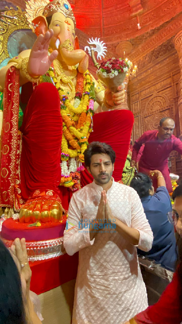 Photos: Kartik Aaryan visits Lalbaugcha Raja to seek Lord Ganesha’s blessings Photos: Kartik Aaryan visits Lalbaugcha Raja to seek Lord Ganesha’s blessings