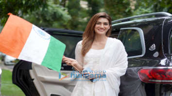 Photos: Kriti Sanon hoists national flag on Independence Day 2022